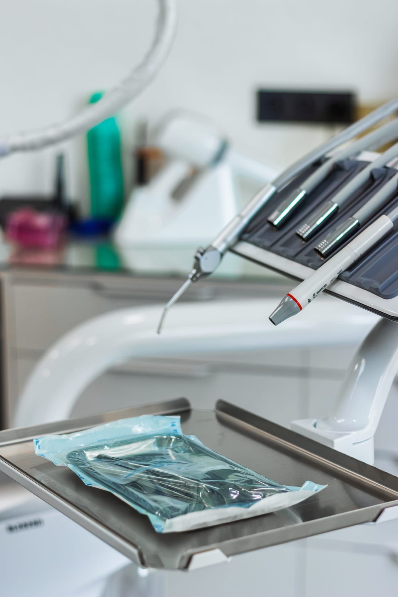 Instruments rotatifs posés sur l'unit de soins, prêts pour l'intervention