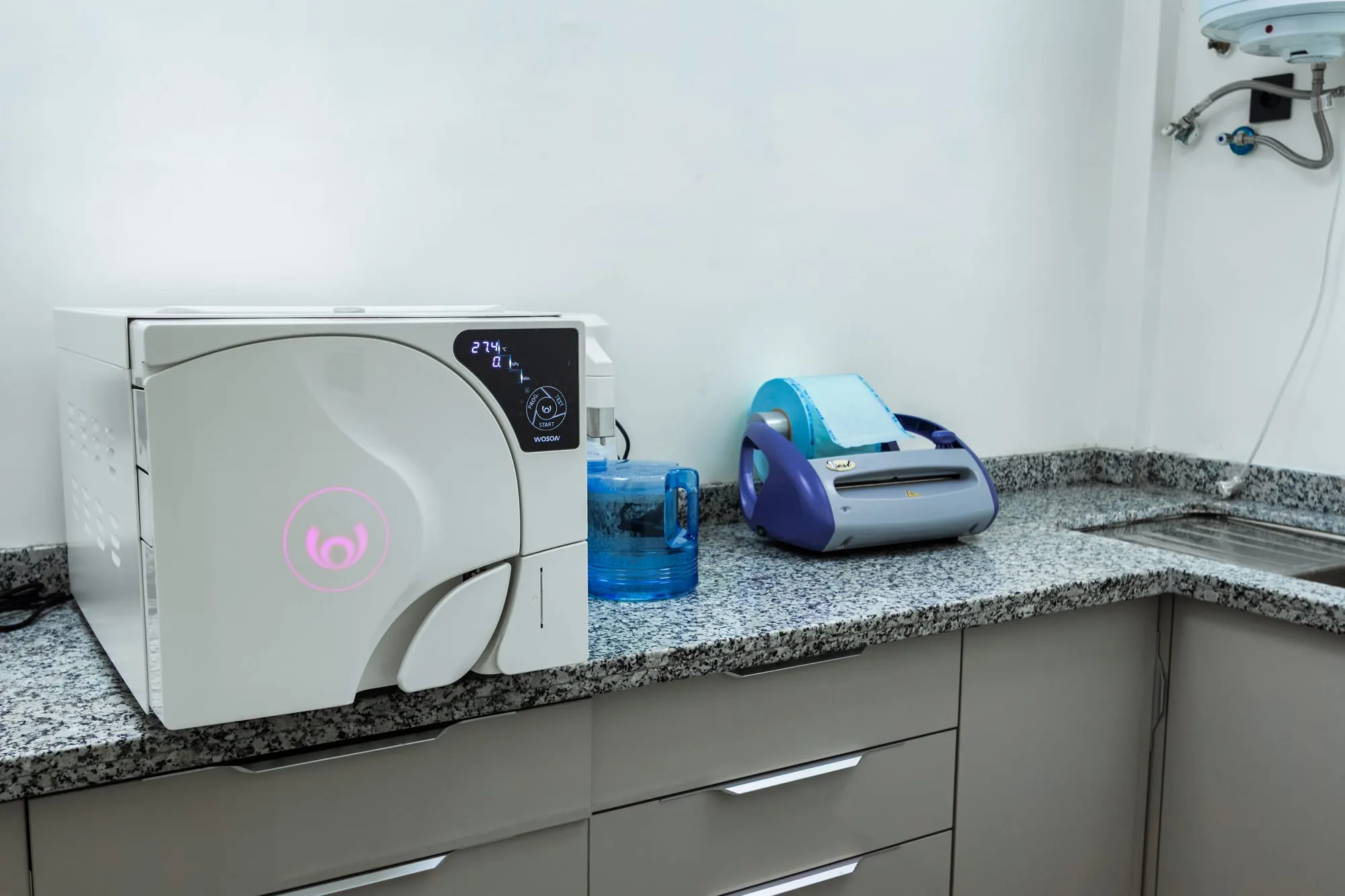 Autoclave de stérilisation et thermosoudeuse sur le plan de travail